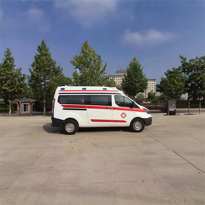 青大附院租赁正规救护车到新疆伊犁救护车出租需要多少钱